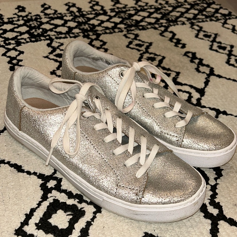 Metallic Tom’s sneakers.